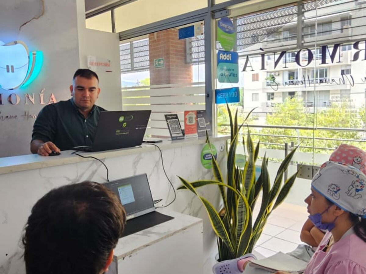 Equipo de Armonía en capacitación de software contable en recepción